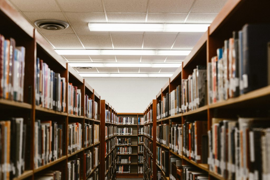 alejka biblioteczna z regałami i dużą ilością książek