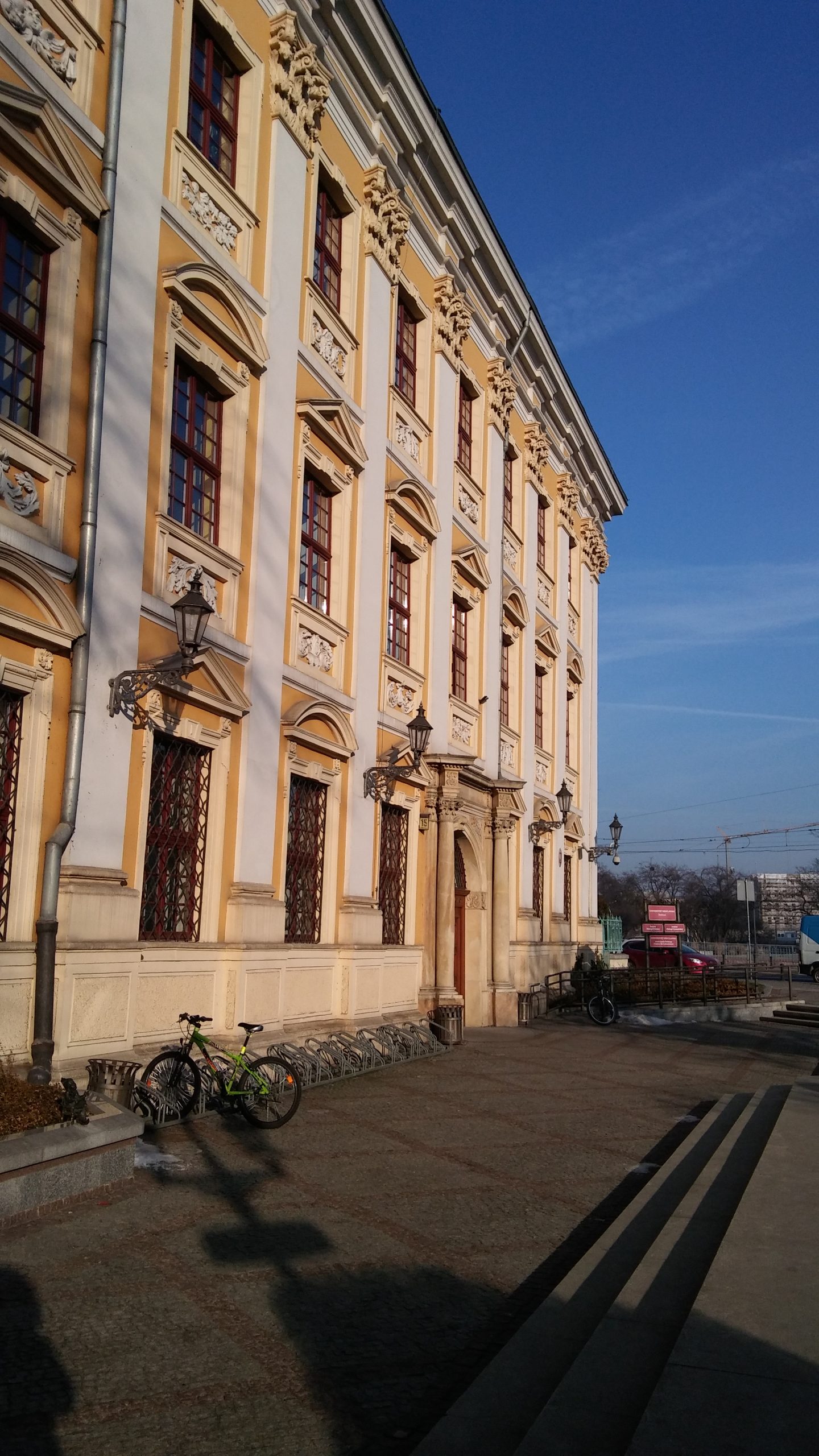 na zdjęciu widać budynek uczelni